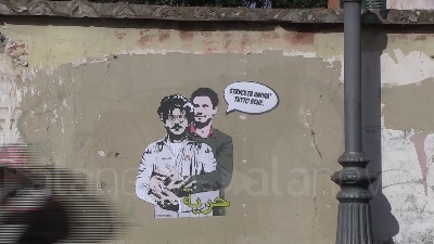 Scene from Il murales di Regeni che abbraccia Zaki a due passi dal consolato egiziano