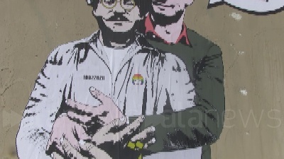Scene from Il murales di Regeni che abbraccia Zaki a due passi dal consolato egiziano