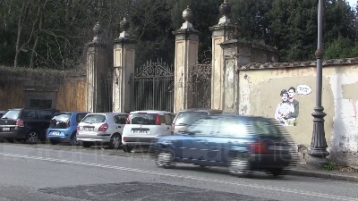 Scene from Il murales di Regeni che abbraccia Zaki a due passi dal consolato egiziano
