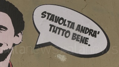 Scene from Il murales di Regeni che abbraccia Zaki a due passi dal consolato egiziano