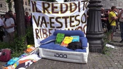 Scene from Roma, manifestazione a difesa del Reddito di cittadinanza: "Governo se la prende coi poveri"