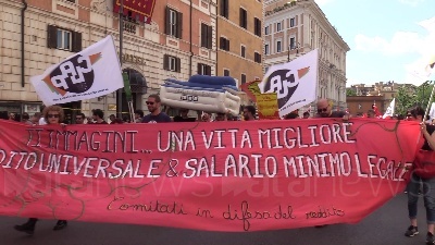 Scene from Roma, manifestazione a difesa del Reddito di cittadinanza: "Governo se la prende coi poveri"