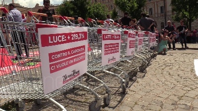 Scene from Roma, manifestazione a difesa del Reddito di cittadinanza: "Governo se la prende coi poveri"