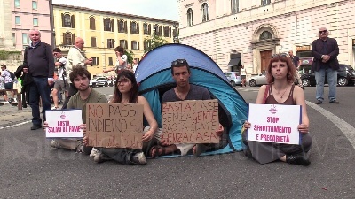 Scene from Roma, manifestazione a difesa del Reddito di cittadinanza: "Governo se la prende coi poveri"