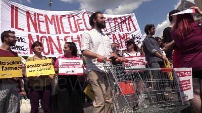 Scene from Roma, manifestazione a difesa del Reddito di cittadinanza: "Governo se la prende coi poveri"