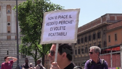 Scene from Roma, manifestazione a difesa del Reddito di cittadinanza: "Governo se la prende coi poveri"