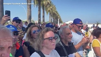Scene from Reddito di cittadinanza, Salvini: "Lasciarlo solo a chi non può lavorare"