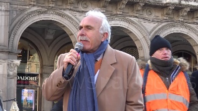 Scene from Gilet arancioni, lo 'show' del generale Pappalardo in pazza Duomo a Milano