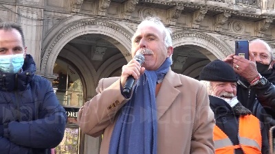 Scene from Gilet arancioni, lo 'show' del generale Pappalardo in pazza Duomo a Milano