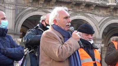 Scene from Gilet arancioni, lo 'show' del generale Pappalardo in pazza Duomo a Milano