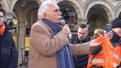 Scene from Gilet arancioni, lo 'show' del generale Pappalardo in pazza Duomo a Milano