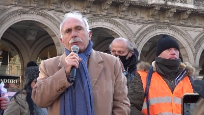 Scene from Gilet arancioni, lo 'show' del generale Pappalardo in pazza Duomo a Milano