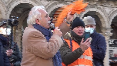 Scene from Gilet arancioni, lo 'show' del generale Pappalardo in pazza Duomo a Milano