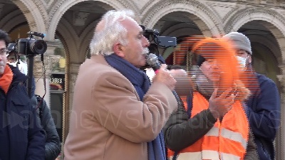 Scene from Gilet arancioni, lo 'show' del generale Pappalardo in pazza Duomo a Milano