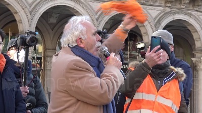 Scene from Gilet arancioni, lo 'show' del generale Pappalardo in pazza Duomo a Milano