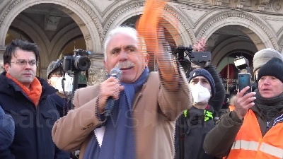 Scene from Gilet arancioni, lo 'show' del generale Pappalardo in pazza Duomo a Milano