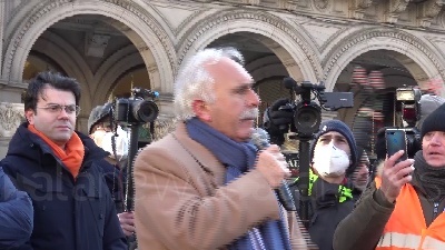 Scene from Gilet arancioni, lo 'show' del generale Pappalardo in pazza Duomo a Milano