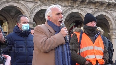 Scene from Gilet arancioni, lo 'show' del generale Pappalardo in pazza Duomo a Milano