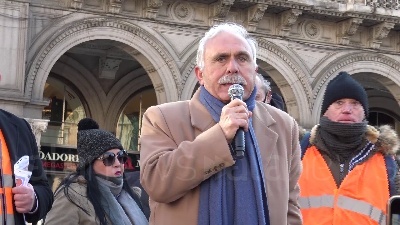 Scene from Gilet arancioni, lo 'show' del generale Pappalardo in pazza Duomo a Milano