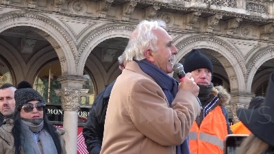 Scene from Gilet arancioni, lo 'show' del generale Pappalardo in pazza Duomo a Milano