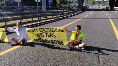 Scene from Ambientalisti bloccano la Tangenziale est a Milano, tensione con gli automobilisti
