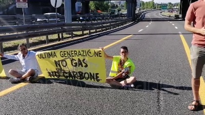 Scene from Ambientalisti bloccano la Tangenziale est a Milano, tensione con gli automobilisti