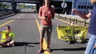 Scene from Ambientalisti bloccano la Tangenziale est a Milano, tensione con gli automobilisti