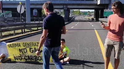 Scene from Ambientalisti bloccano la Tangenziale est a Milano, tensione con gli automobilisti