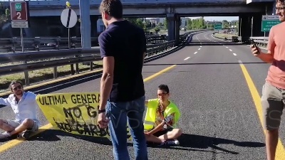 Scene from Ambientalisti bloccano la Tangenziale est a Milano, tensione con gli automobilisti