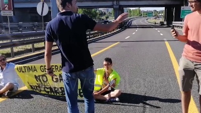Scene from Ambientalisti bloccano la Tangenziale est a Milano, tensione con gli automobilisti