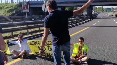 Scene from Ambientalisti bloccano la Tangenziale est a Milano, tensione con gli automobilisti