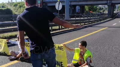 Scene from Ambientalisti bloccano la Tangenziale est a Milano, tensione con gli automobilisti