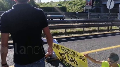 Scene from Ambientalisti bloccano la Tangenziale est a Milano, tensione con gli automobilisti
