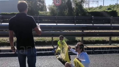 Scene from Ambientalisti bloccano la Tangenziale est a Milano, tensione con gli automobilisti