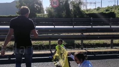 Scene from Ambientalisti bloccano la Tangenziale est a Milano, tensione con gli automobilisti