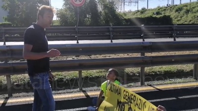 Scene from Ambientalisti bloccano la Tangenziale est a Milano, tensione con gli automobilisti
