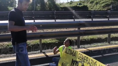 Scene from Ambientalisti bloccano la Tangenziale est a Milano, tensione con gli automobilisti
