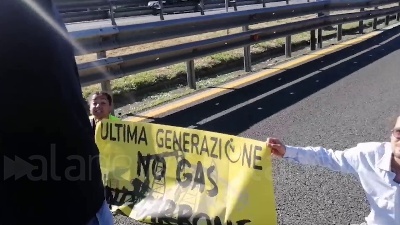 Scene from Ambientalisti bloccano la Tangenziale est a Milano, tensione con gli automobilisti