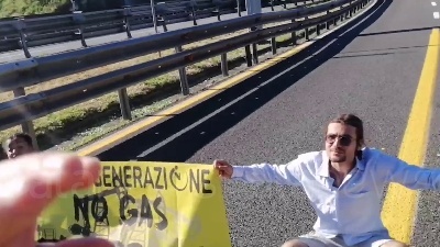 Scene from Ambientalisti bloccano la Tangenziale est a Milano, tensione con gli automobilisti
