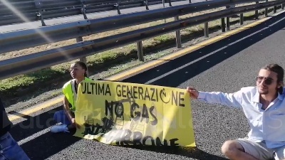 Scene from Ambientalisti bloccano la Tangenziale est a Milano, tensione con gli automobilisti