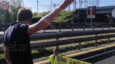 Scene from Ambientalisti bloccano la Tangenziale est a Milano, tensione con gli automobilisti