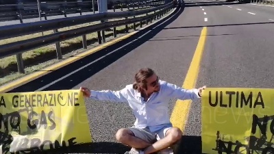 Scene from Ambientalisti bloccano la Tangenziale est a Milano, tensione con gli automobilisti