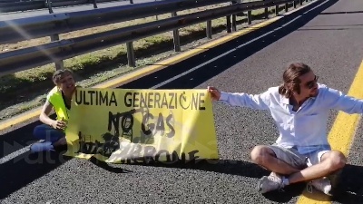 Scene from Ambientalisti bloccano la Tangenziale est a Milano, tensione con gli automobilisti