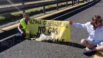 Scene from Ambientalisti bloccano la Tangenziale est a Milano, tensione con gli automobilisti