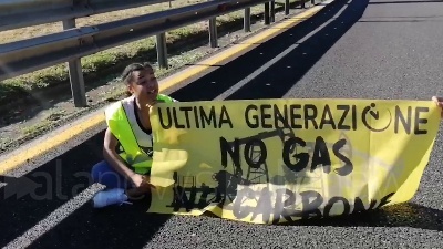 Scene from Ambientalisti bloccano la Tangenziale est a Milano, tensione con gli automobilisti