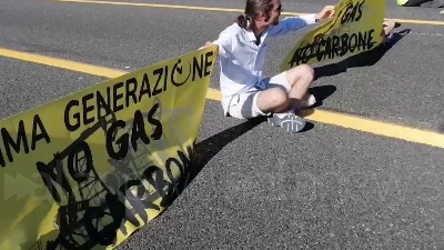 Scene from Ambientalisti bloccano la Tangenziale est a Milano, tensione con gli automobilisti