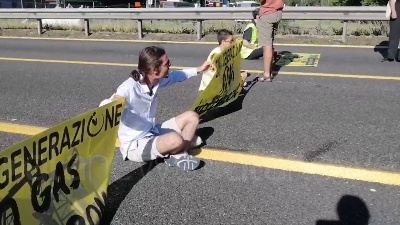 Scene from Ambientalisti bloccano la Tangenziale est a Milano, tensione con gli automobilisti