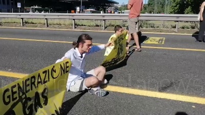 Scene from Ambientalisti bloccano la Tangenziale est a Milano, tensione con gli automobilisti