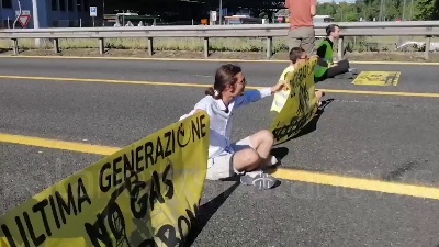 Scene from Ambientalisti bloccano la Tangenziale est a Milano, tensione con gli automobilisti
