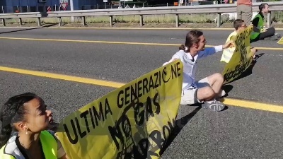 Scene from Ambientalisti bloccano la Tangenziale est a Milano, tensione con gli automobilisti